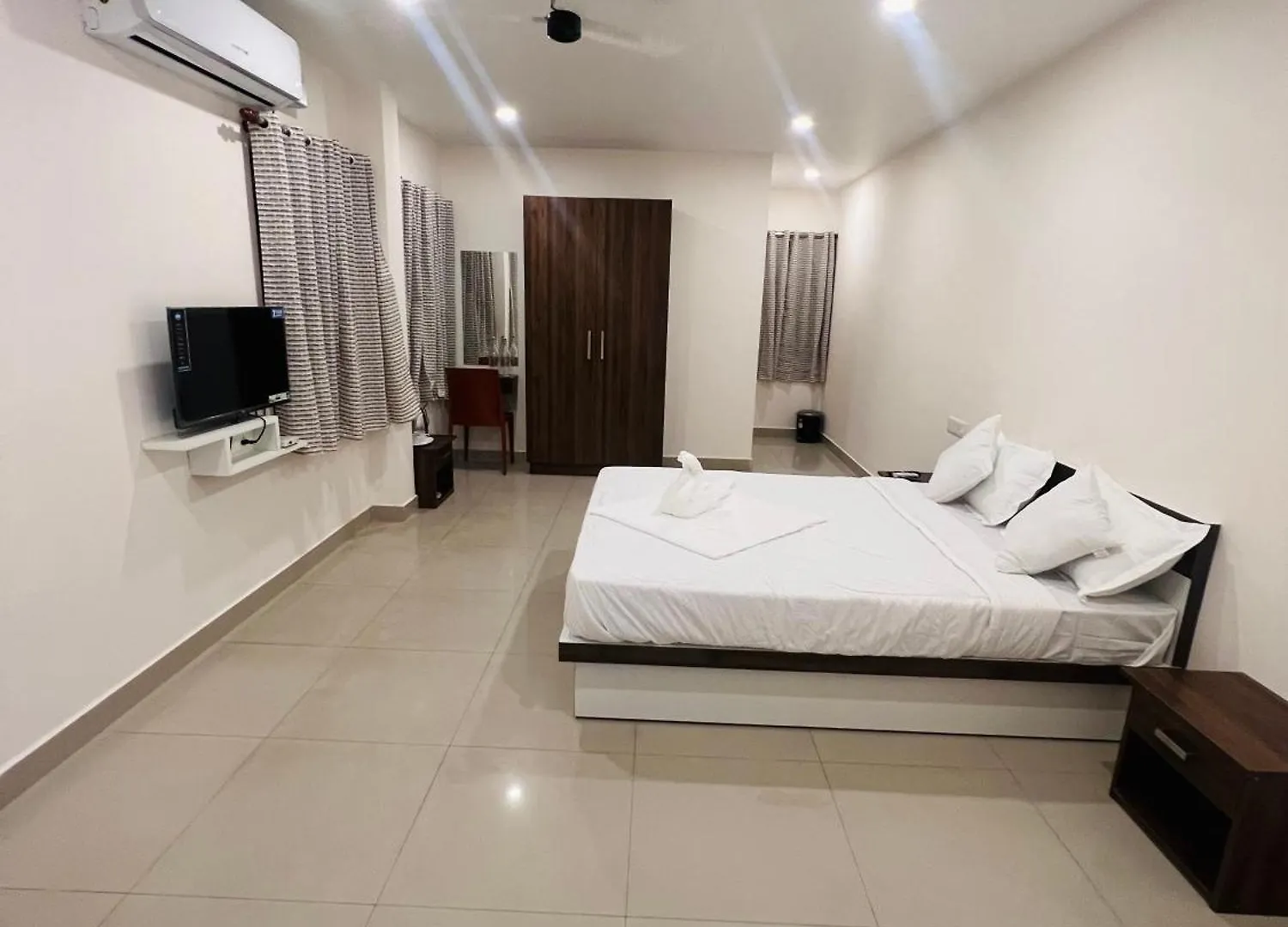 ** Hotel Heres Haut Residency Kochi India
